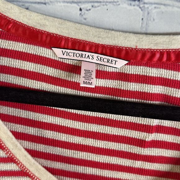 🎄 Victoria’s Secret Red and White Striped Christmas Pajamas - Sz Med - Picture 3 of 5